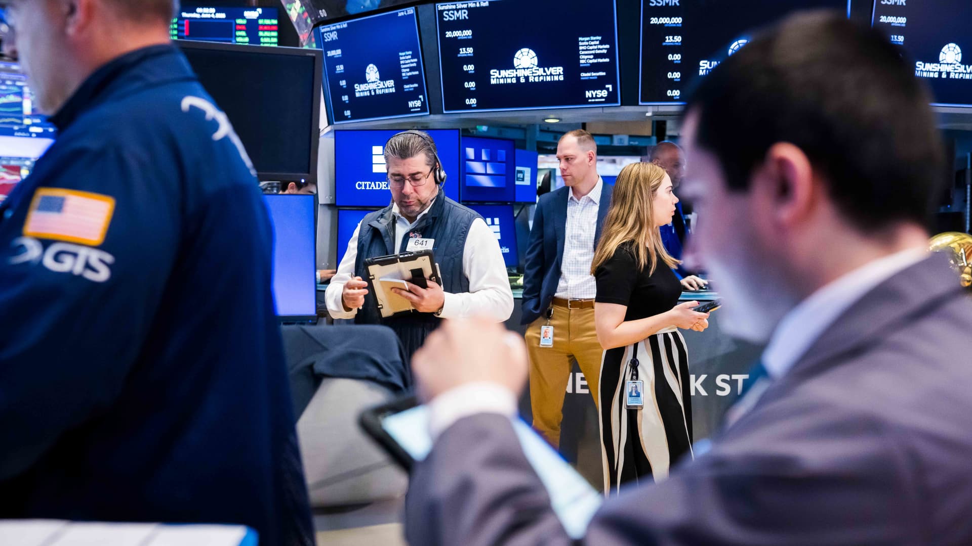 Contrarian vs. the crowd: One trader made a massive bet against chip stocks