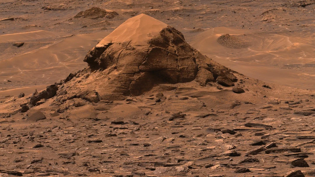 NASA’s Curiosity Views a Sand-Capped Butte